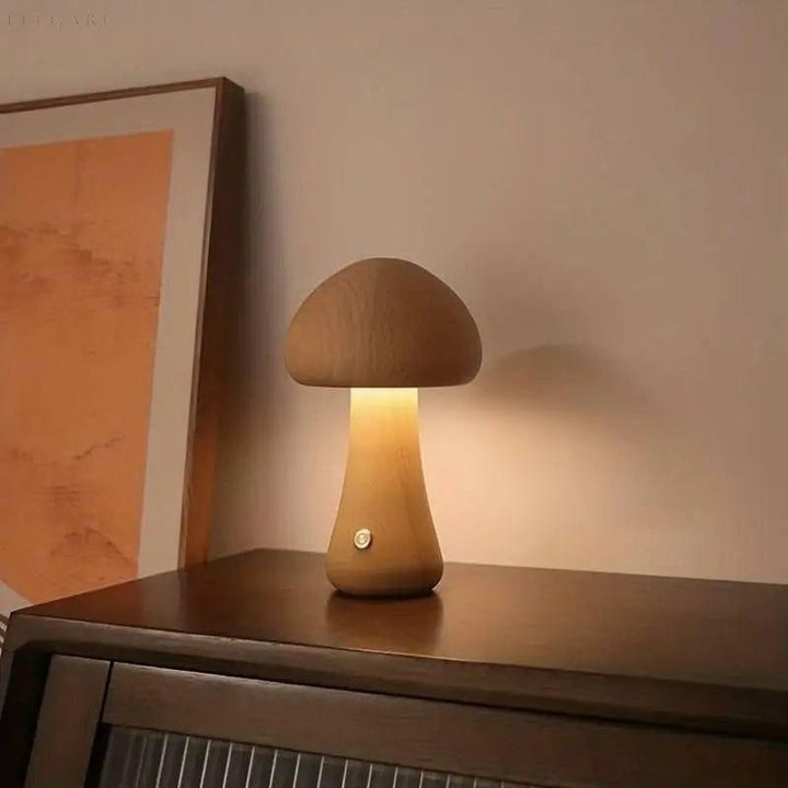 Svamplampa med varmt LED-ljus som ger ett behagligt sken i sovrummet.