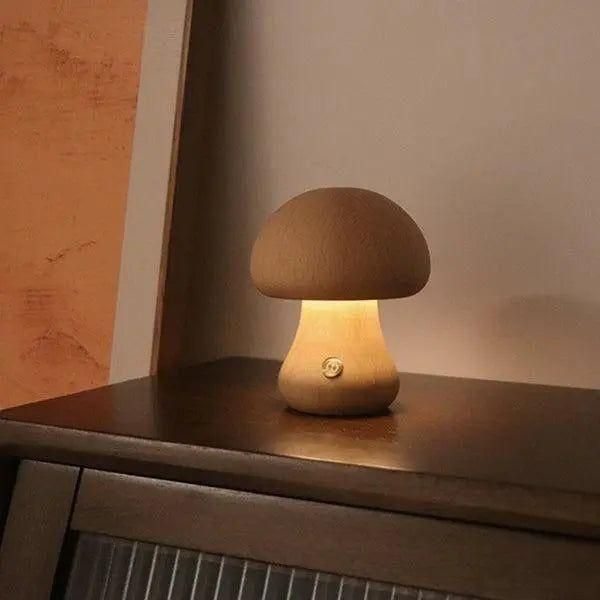 Närbild på den unika svampformade bordslampans glansiga yta och form.