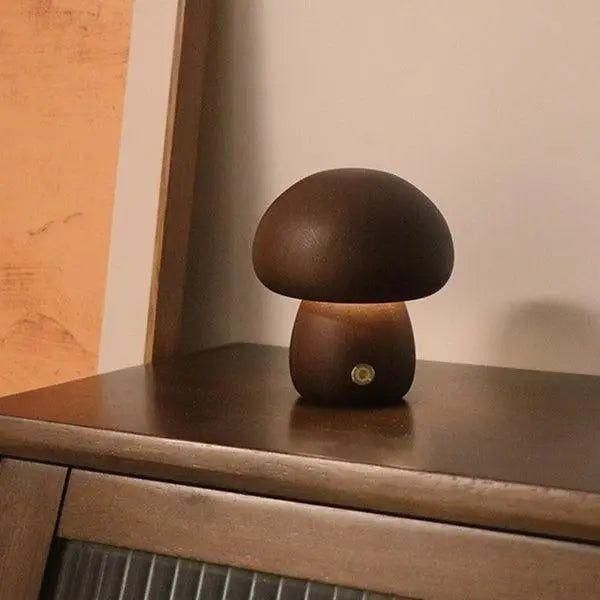 Elegant svamplampa i trädesign som lyser upp ett nattduksbord