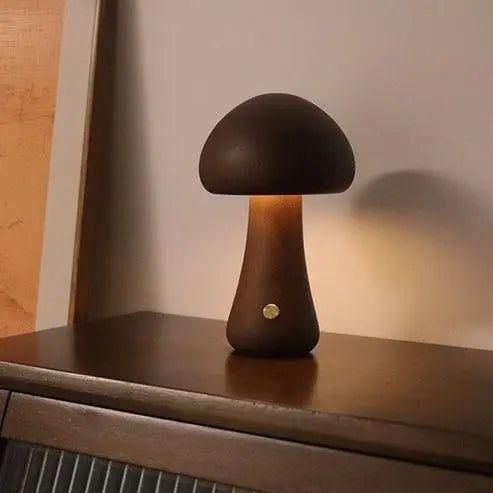 Dekorativ led-lampa i svampdesign som lyser upp ett mörkt hörn.