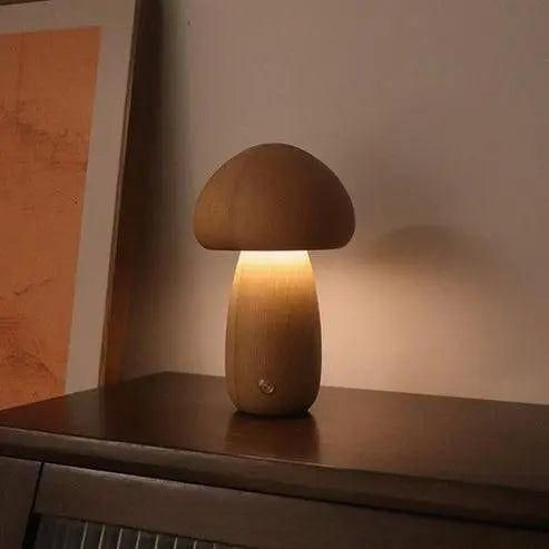 Stämningsfull handgjord svampformad bordslampa i vitt glas för mysig heminredning.