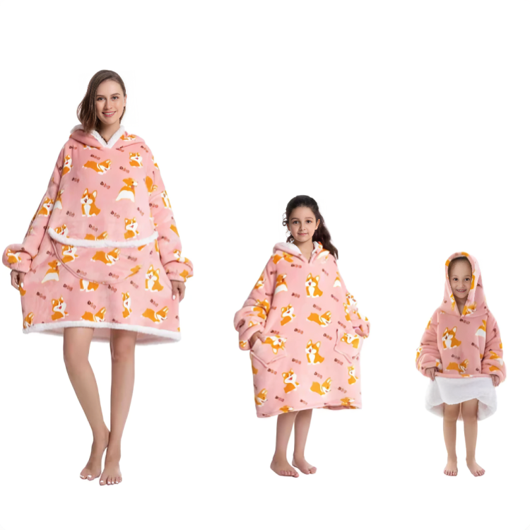 Tre modeller i olika storlekar som visar den rosa corgi-mönstrade hoodie-filten
