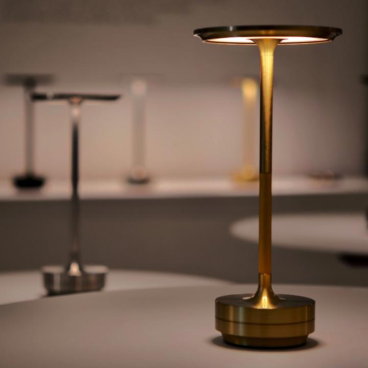 Stämningsfull bordslampa i mässing med varm belysning i mörker