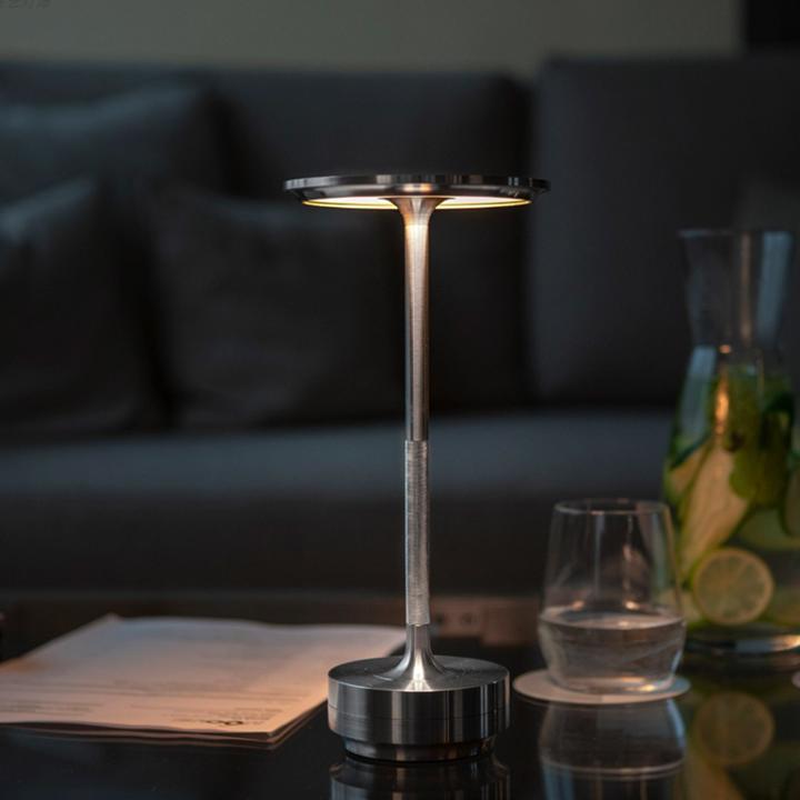 Bärbar trådlös bordslampa i modern design med varmt LED-ljus för inredning
