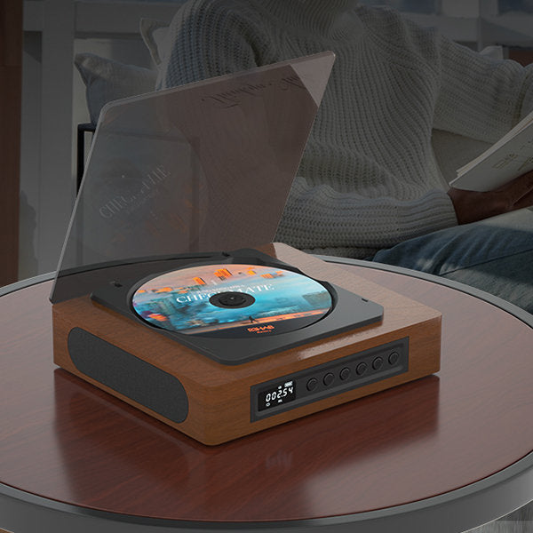 Vintage CD-spelare placerad på ett runt bord i hemmet