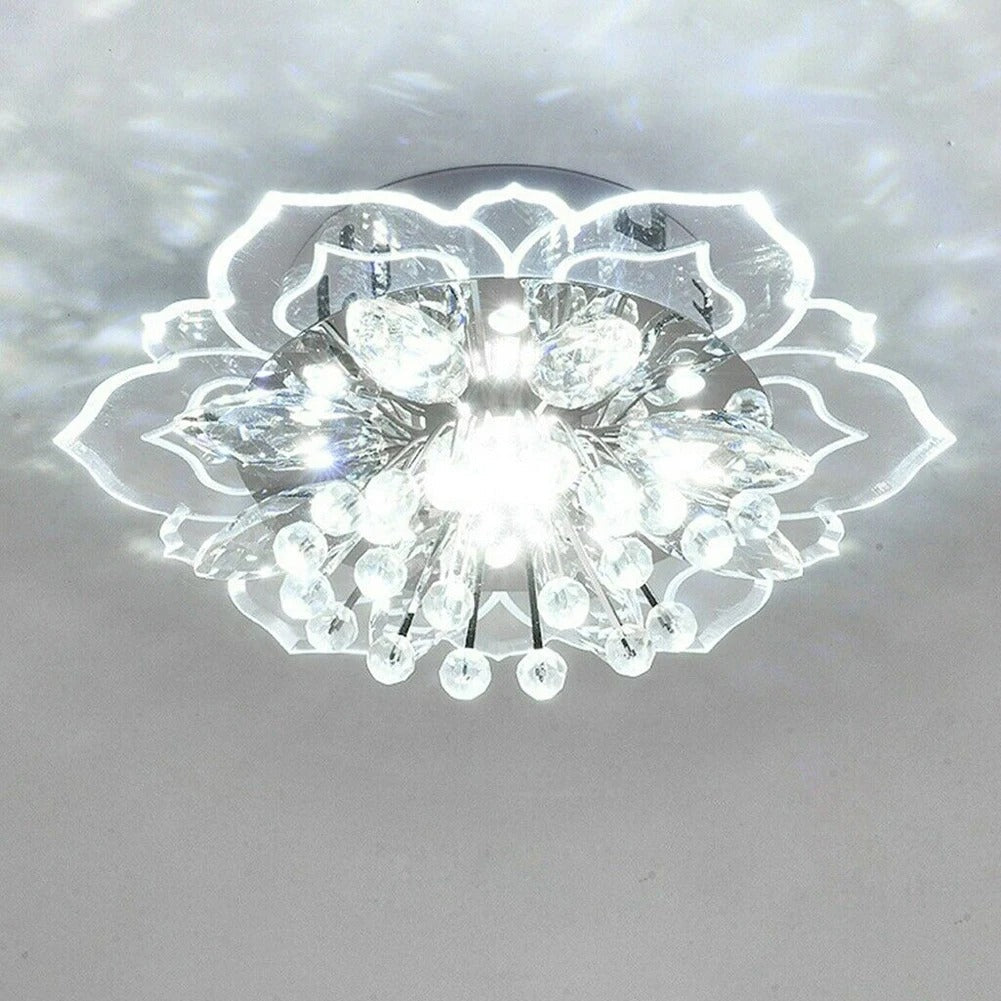 Närbild på den blommiga kristallkronan med tända LED-lampor