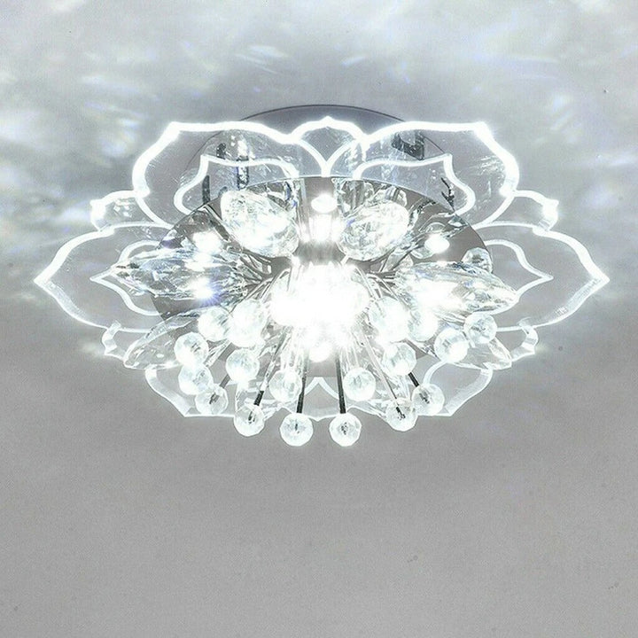 Närbild på den blommiga kristallkronan med tända LED-lampor