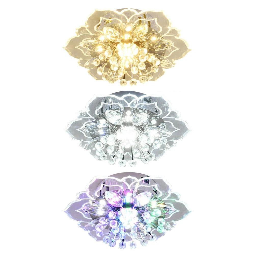Detaljbild på blommig LED kristallkrona i taket för elegant och dekorativ belysning i vardagsrummet