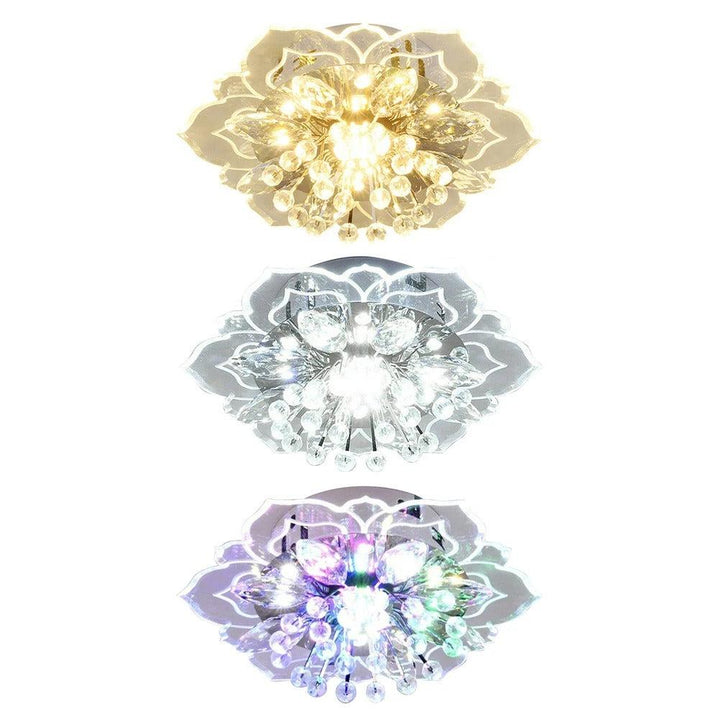 Detaljbild på blommig LED kristallkrona i taket för elegant och dekorativ belysning i vardagsrummet