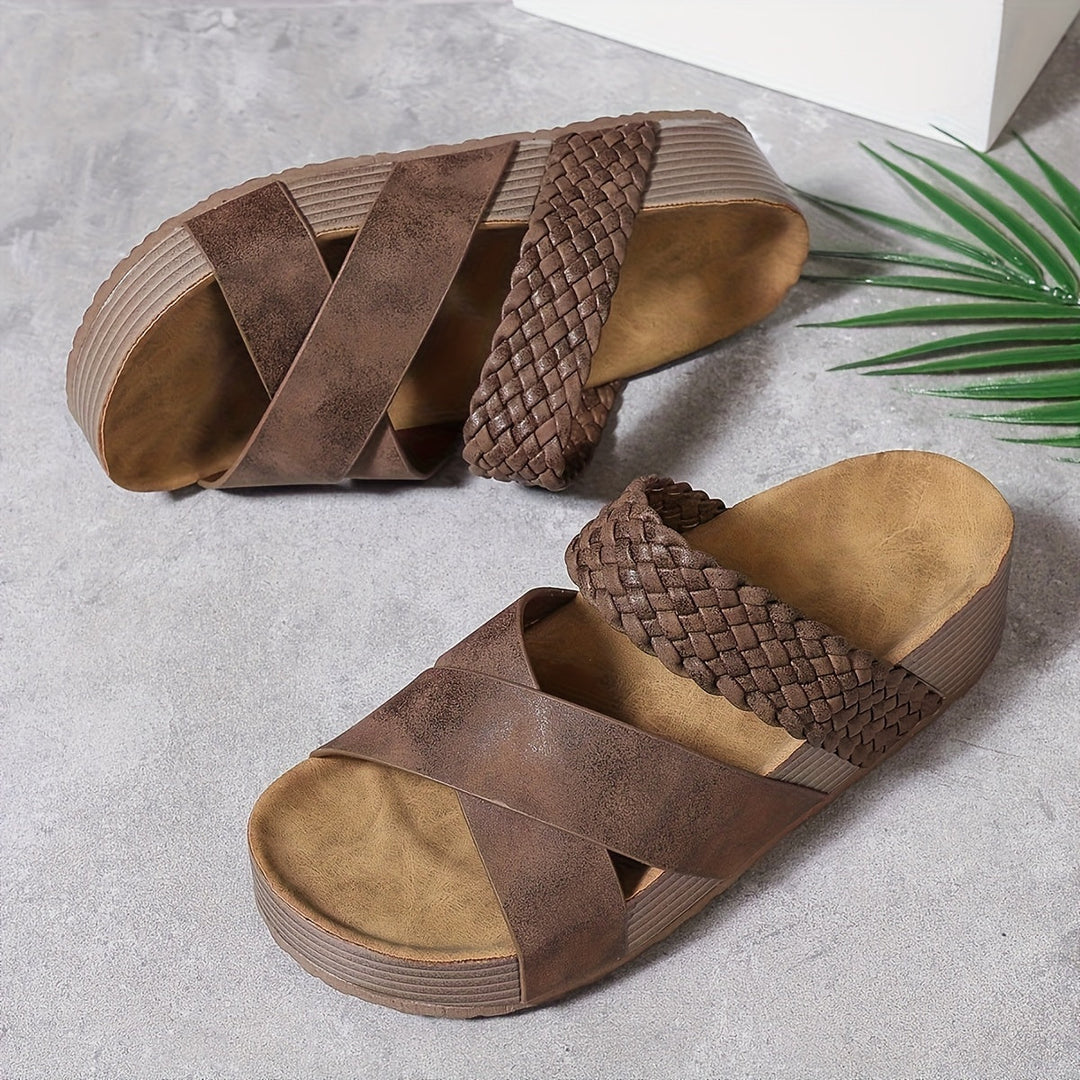 Dam sandaler med flätade detaljer sedda framifrån