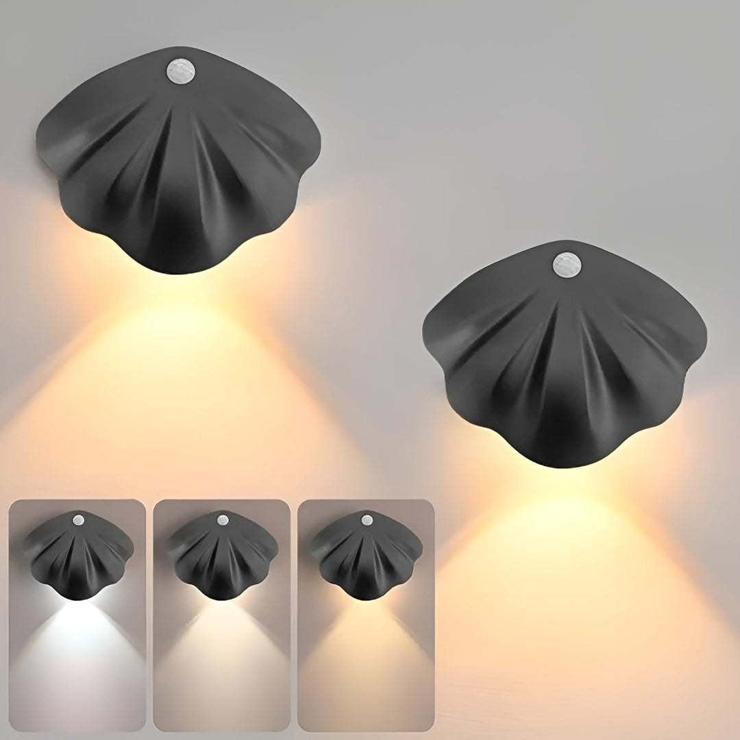 Trådlös LED-lampa med rörelsesensor monterad i en mörk hall för smart hallbelysning