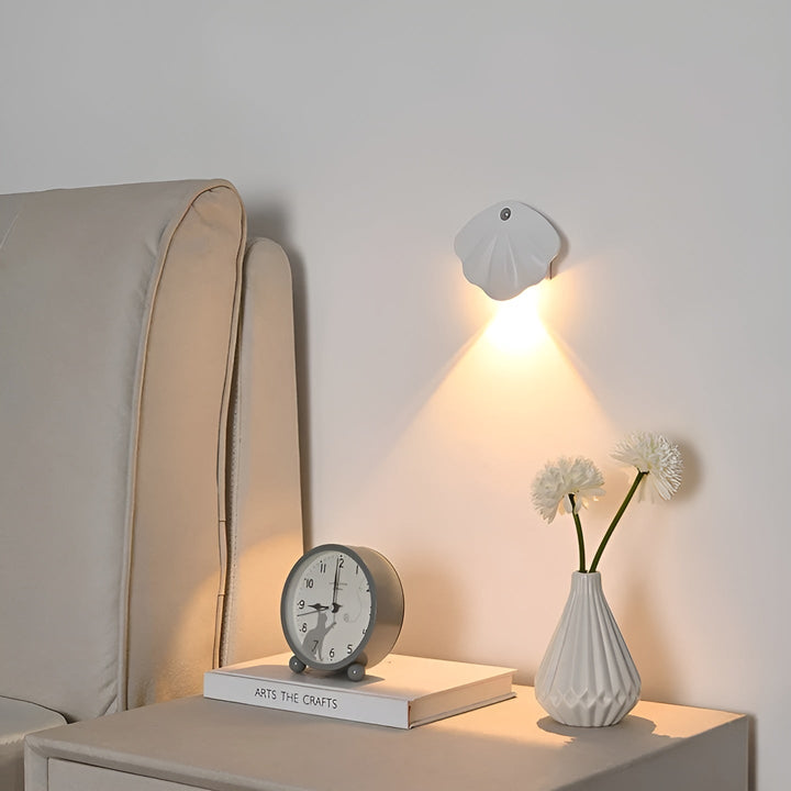 Närbild på LED-lampa med inbyggd rörelsevakt och magnetiskt väggfäste