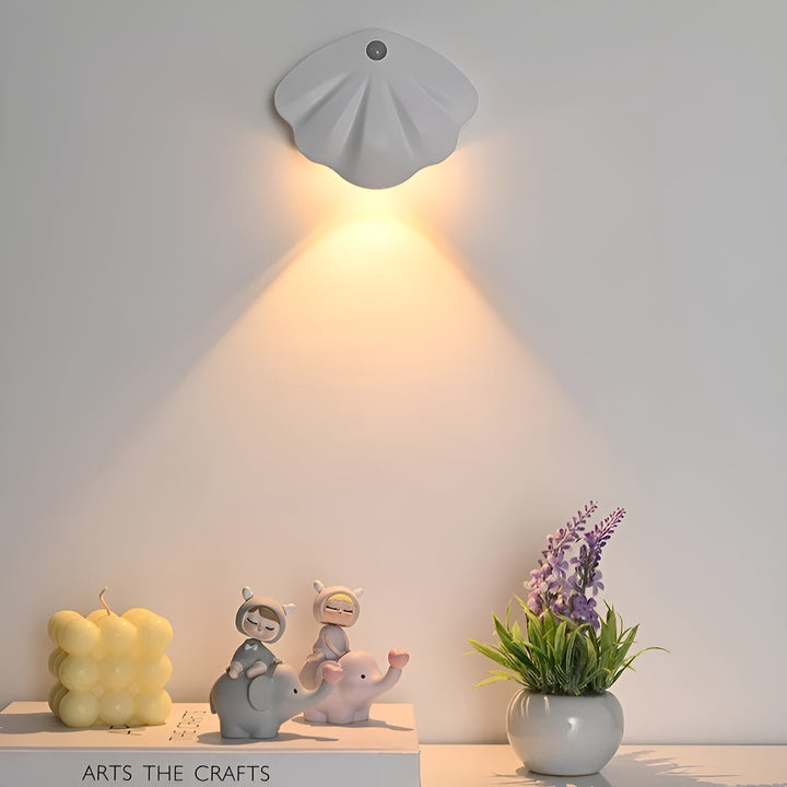 Vit rörelsesensor LED-lampa monterad på vit vägg med varmt sken