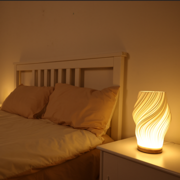 Designad bordslampa med energieffektiv LED-belysning placerad på ett sidobord