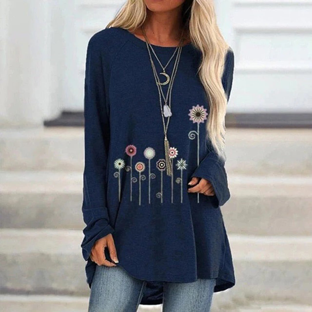 Kvinna i blå sweatshirt med blommönster