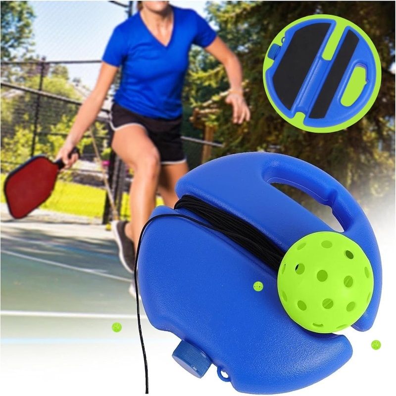 Person som tränar pickleball utomhus med träningsbasen