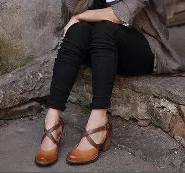 Helhetsbild på dam Mary Jane-pumps burna tillsammans med svarta byxor