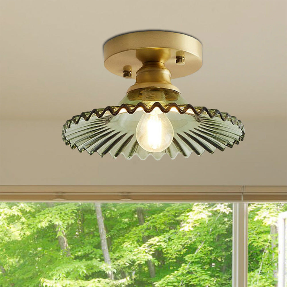Modern taklampa i grön glasdesign monterad i tak