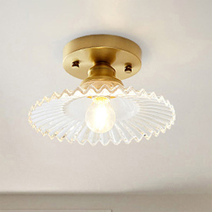 Närbild på den eleganta glaskupolen på skandinavisk taklampa