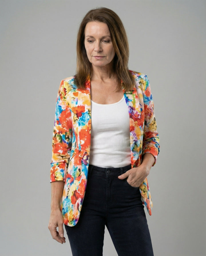 Kvinna som bär en blommig blazer med öppen front och lång ärm