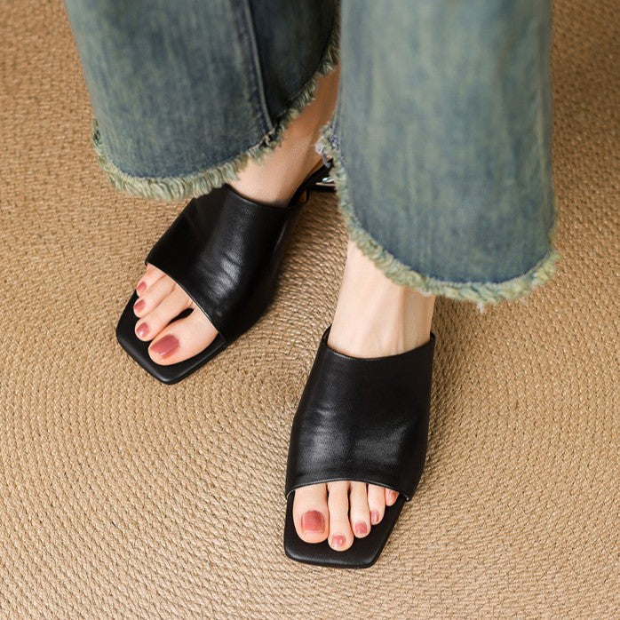 Ovanifrån-perspektiv på mules med fyrkantig tå och elegant innersula
