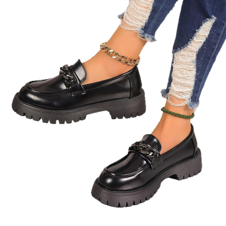 Moderna svarta loafers med grov sula och metallkedja för dam