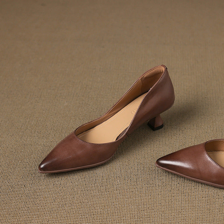Detaljbild på elegant pumps med spetsig tå för damgarderoben