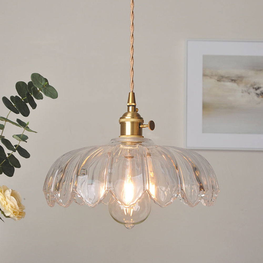 Närbild på upphängning och sladd till vintage glaslampa