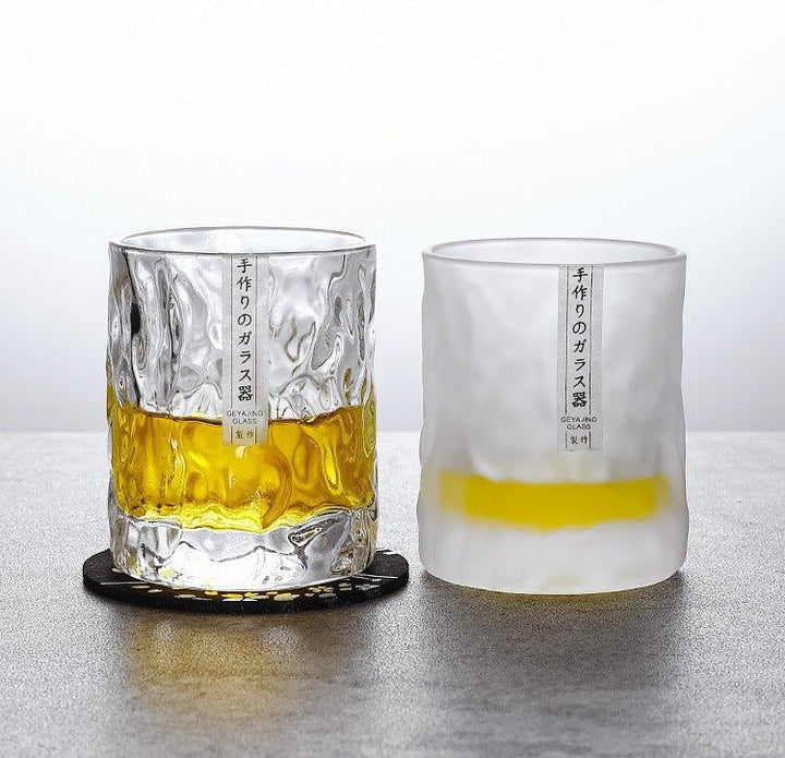 Två olika stilar av japanska whiskyglas stående sida vid sida