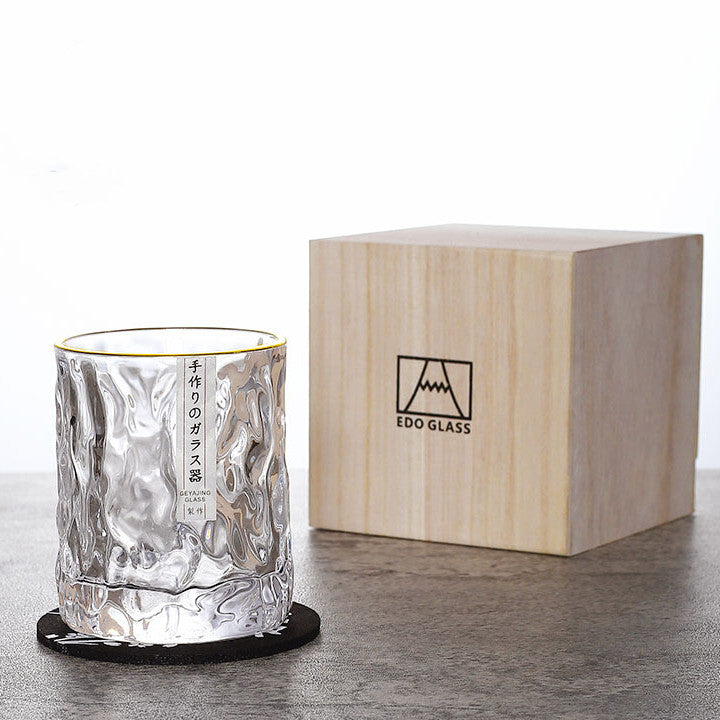 Japanskt Edo Kiriko whiskyglas med isglasdesign på träunderlag