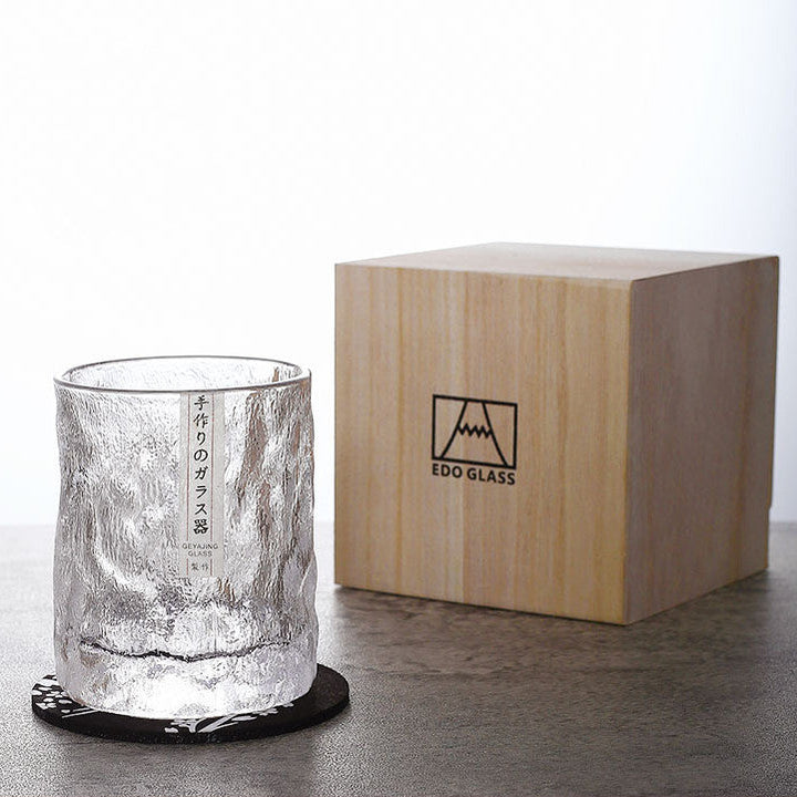 Handgjort exklusivt whiskyglas av kristall med vacker slipning