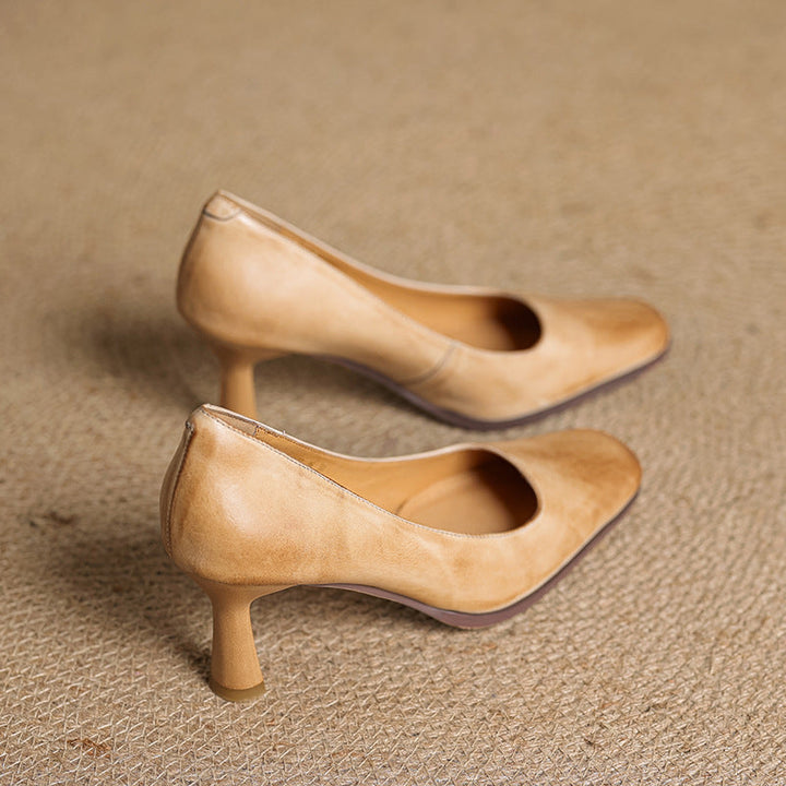 Elegant klack på sandstensbeige pumps för damer