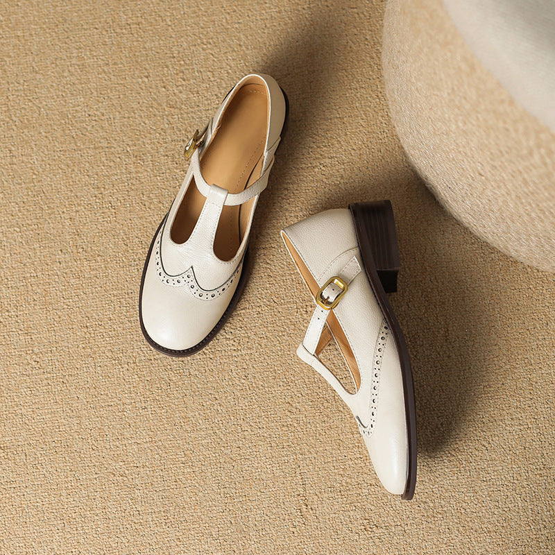 Sida av eleganta Mary Janes damaskor i klassisk retrodesign med T-rem