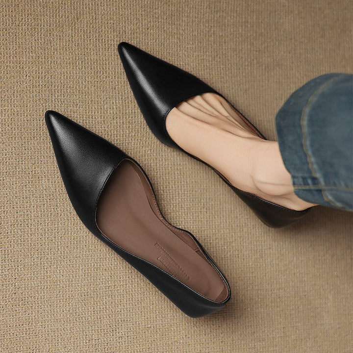 Svarta eleganta pumps med spetsig tå visade uppifrån