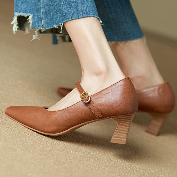 Snygga damklackskor Hélène Mary Janes på fot med jeans