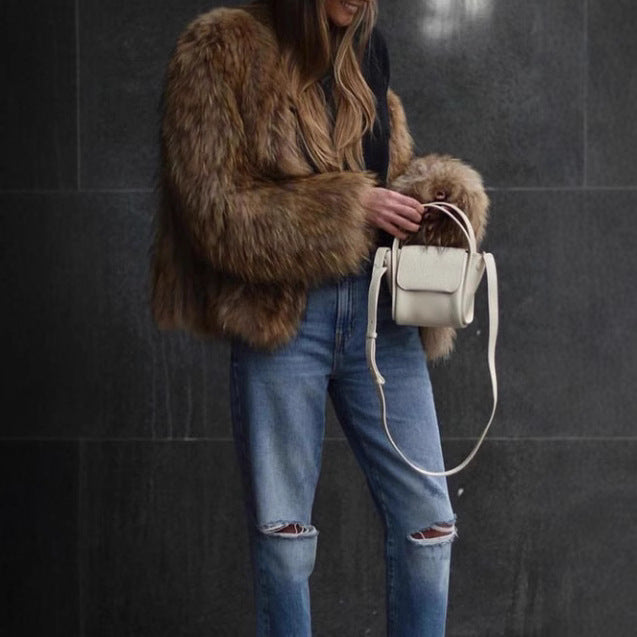 Kort konstpälsjacka för dam i mjuk brun nyans och varm, fluffig design