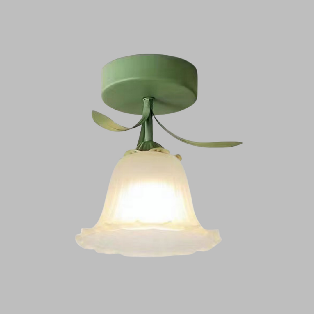 Interiörbild med tänd taklampa i blomdesign som sprider sken