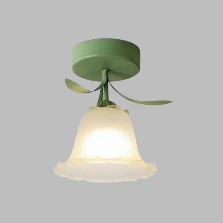 Interiörbild med tänd taklampa i blomdesign som sprider sken