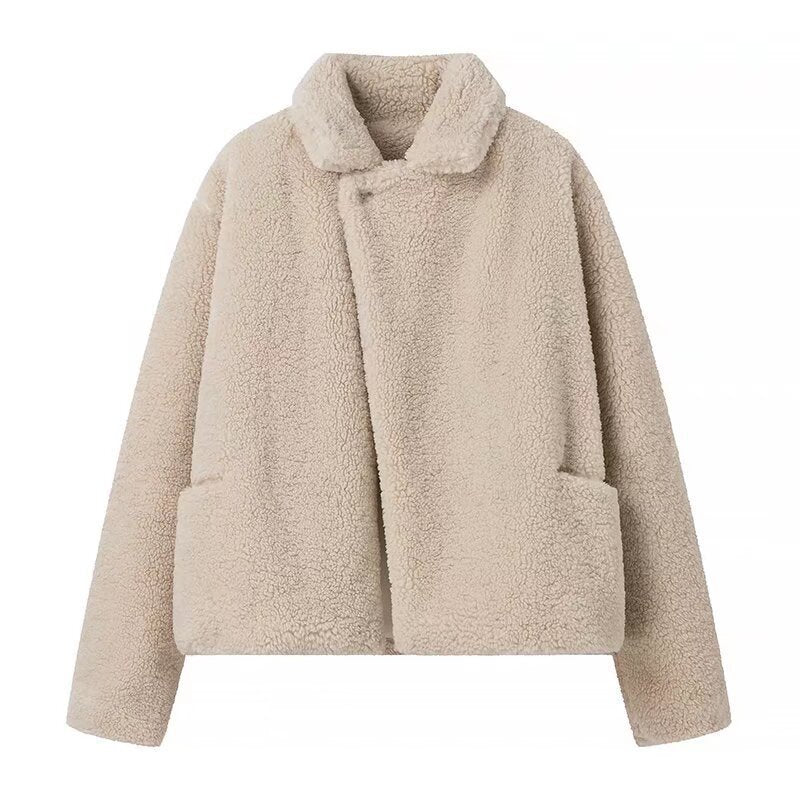 Vinterjacka i mysigt teddytyg i en trendig nyans av beige