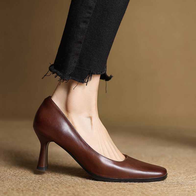 Bakre vy av beige dam pumps med bekväm passform