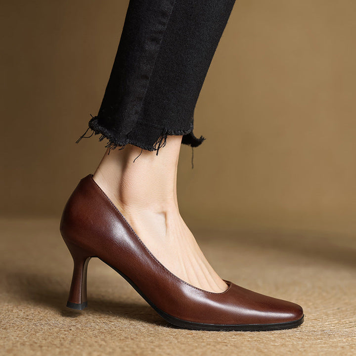 Bakre vy av beige dam pumps med bekväm passform