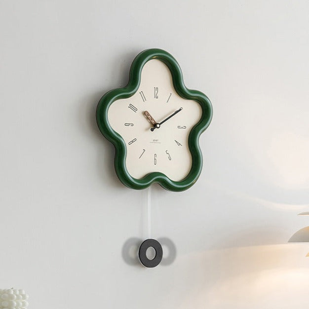 Bakre fäste och mekanism på den tysta blommiga pendelklockan
