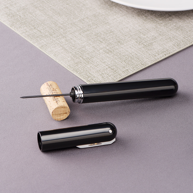 Modern design på vinpump och korkskärare i snygg förpackning som present