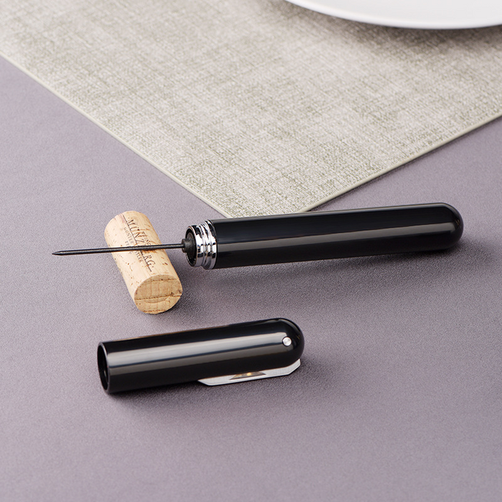 Modern design på vinpump och korkskärare i snygg förpackning som present