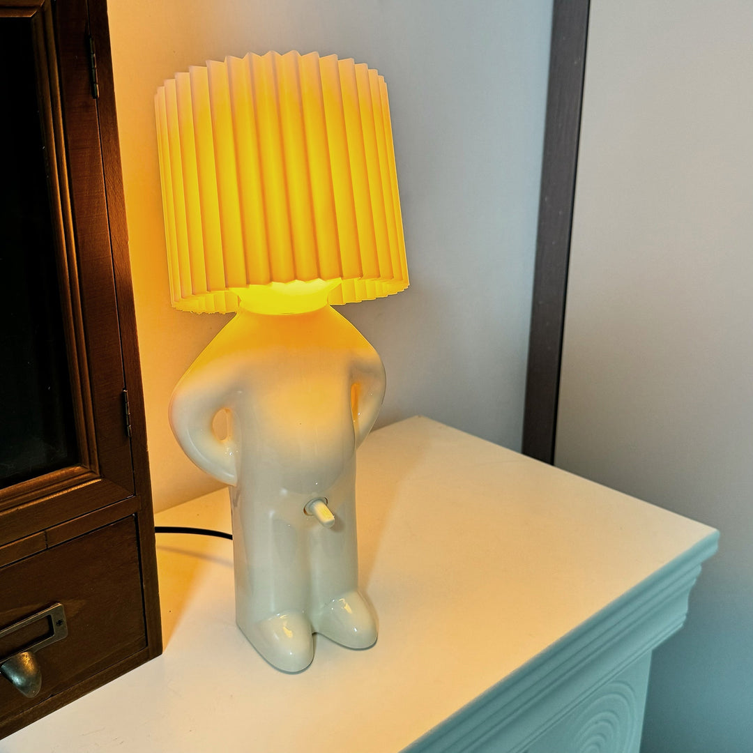 Designlampa upplyst i mörk miljö för maximal visuell effekt