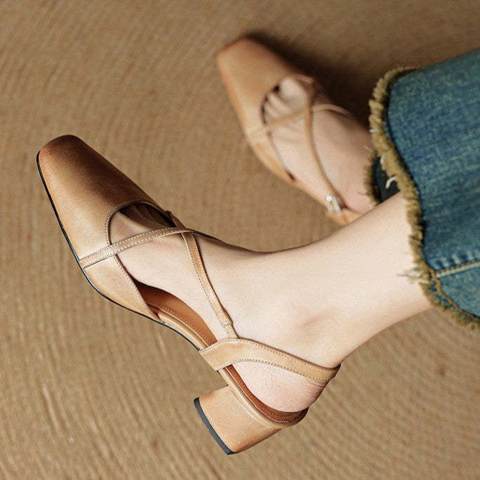 Snygga beige pumps med öppen häl och stabil klack sedda från sidan