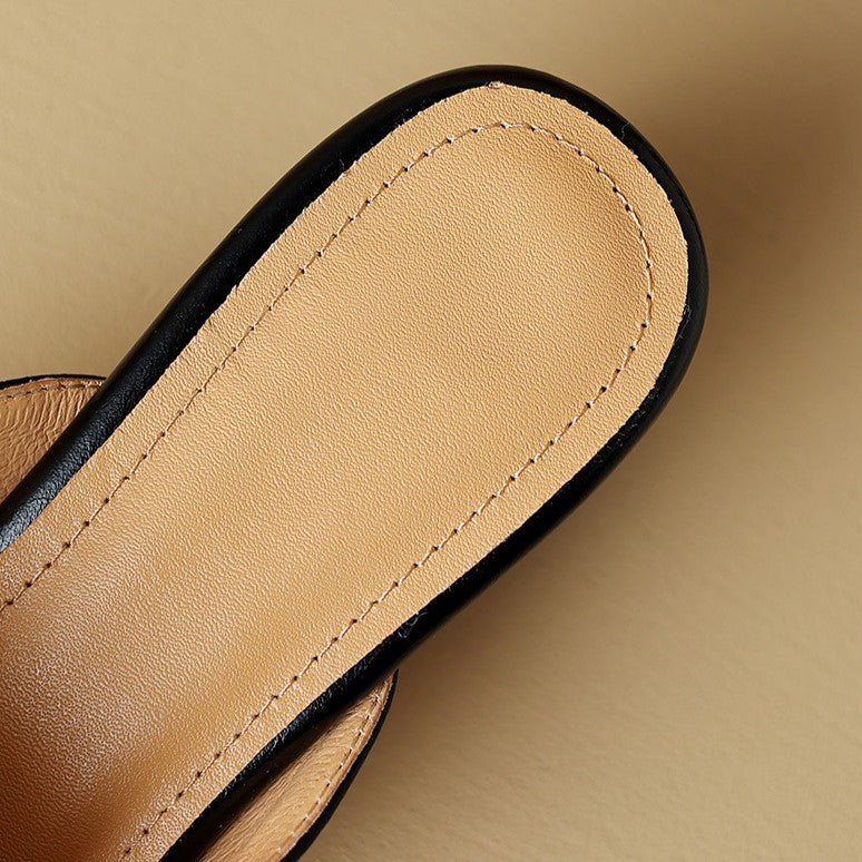 Detaljbild på material och sömmar på eleganta mules