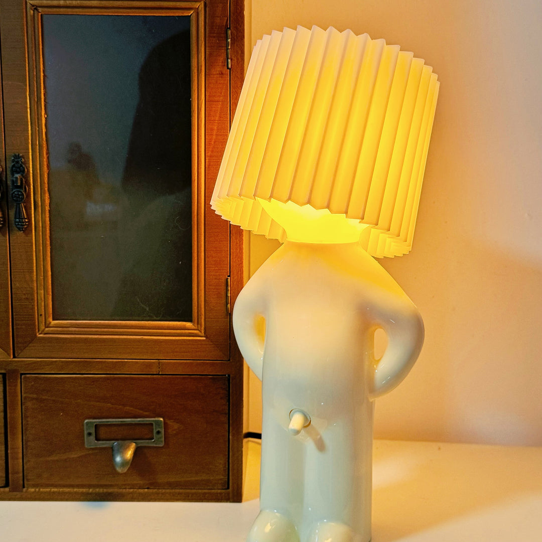 Heminredning med kaxig designlampa tänd i ett dämpat rum