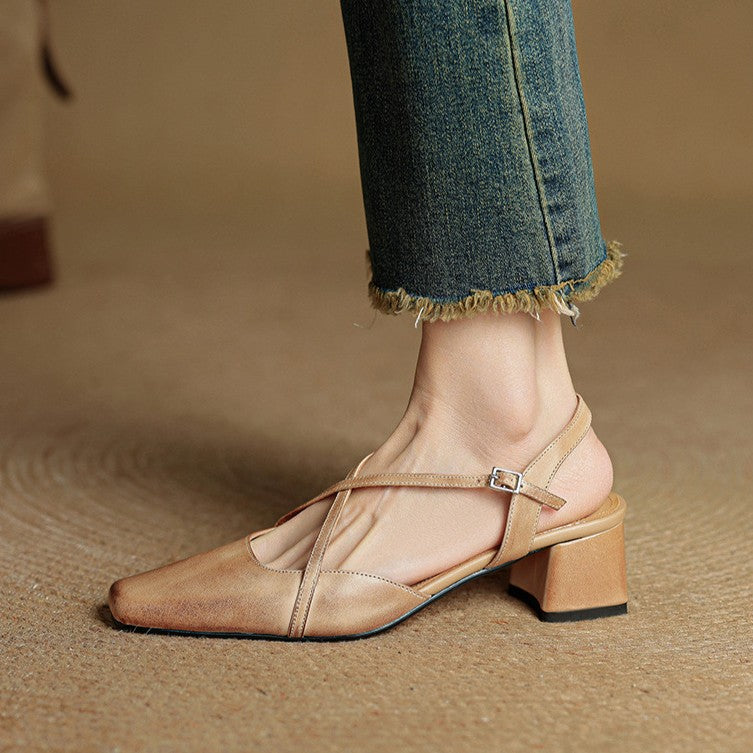 Beiga slingback-pumps med korslagda remmar och blockklack på damfot