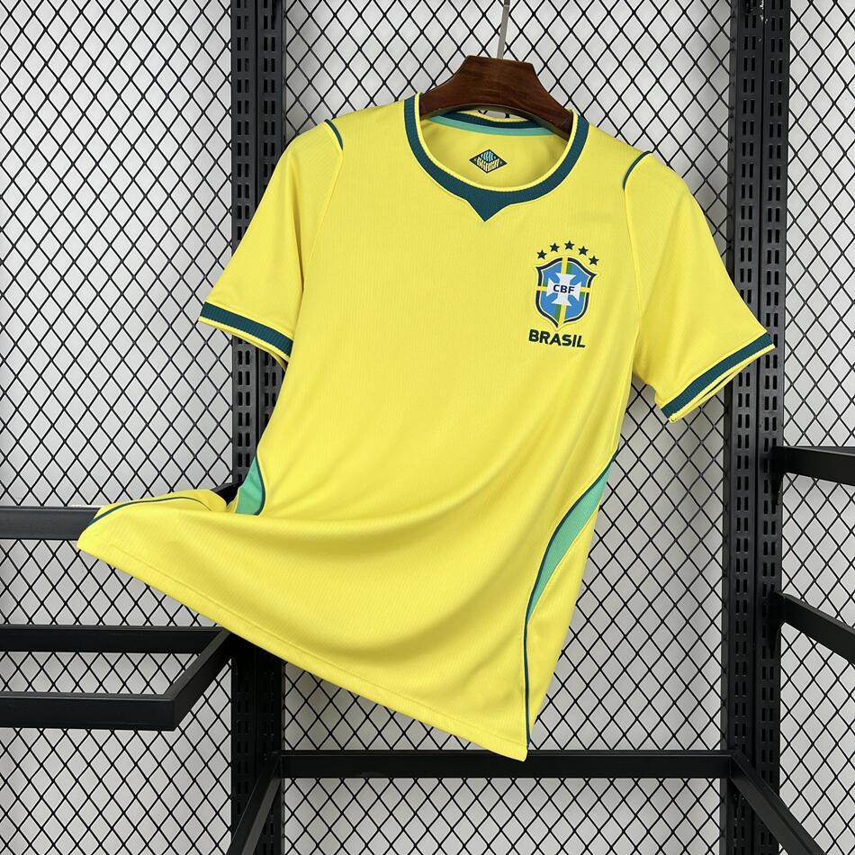 Gul Brasilien landslagströja hängande på galge med emblem